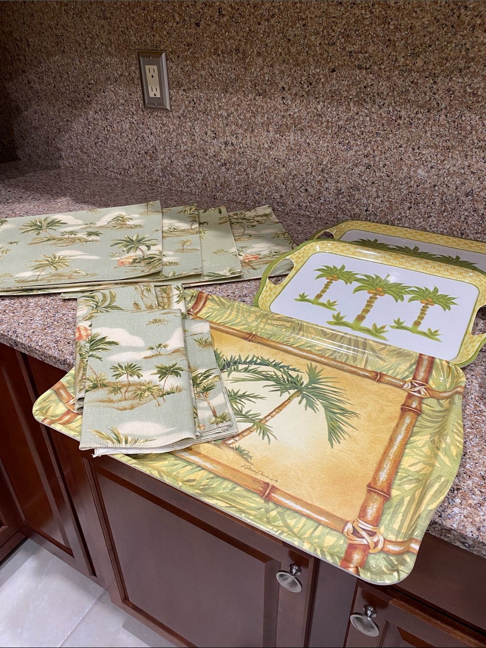 5 trays : Palm Tree Kitchen Placemats & Napkins Set - Green and Tan